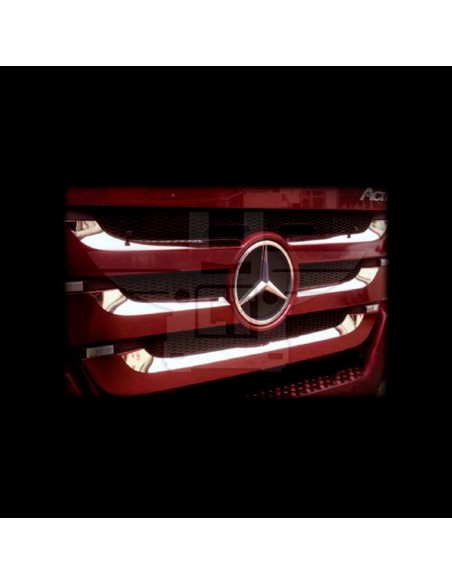 Embellecedor perfil superior parrilla frontal | Mercedes MP3